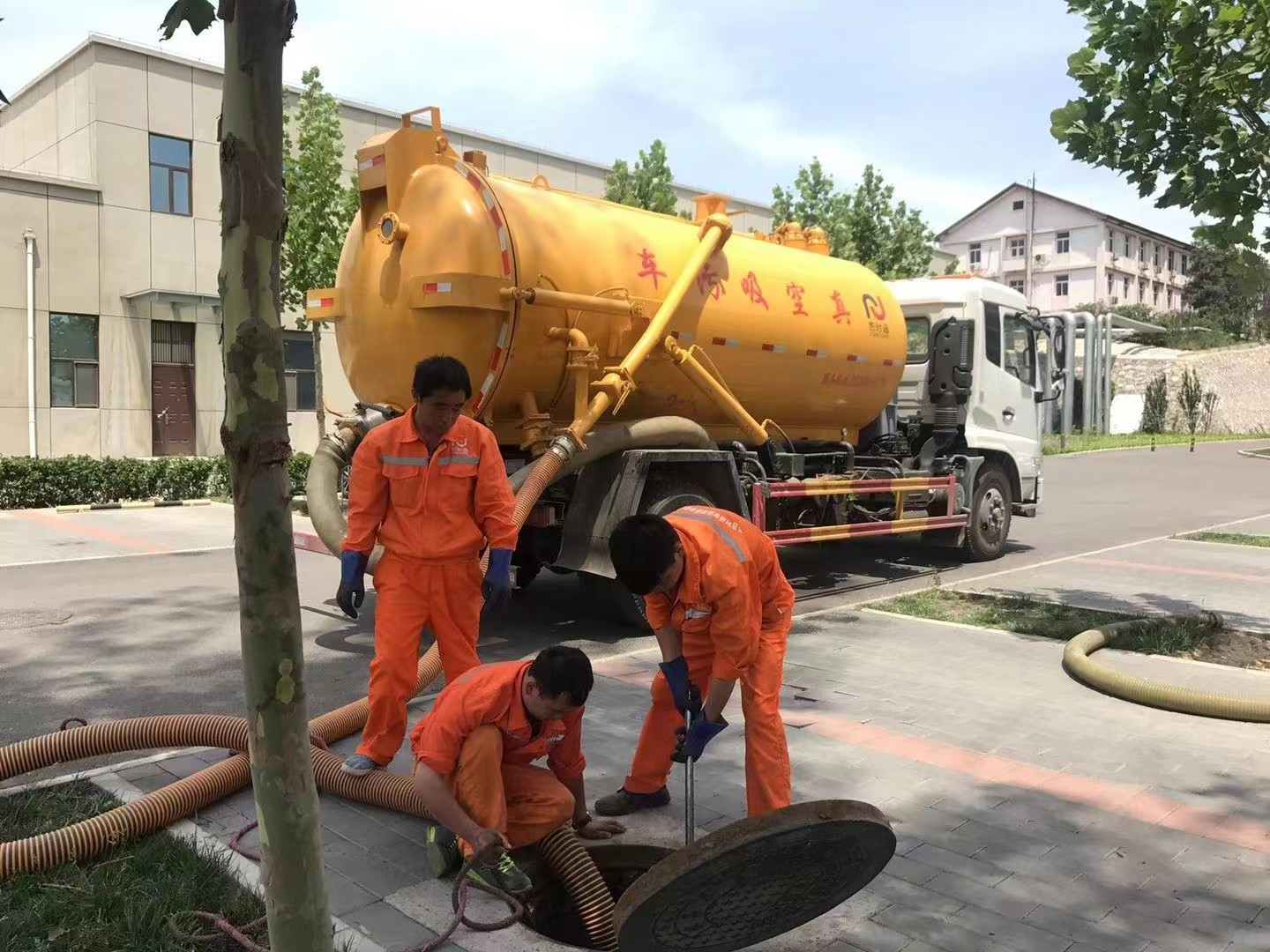 汨罗管道疏通车停在窨井附近